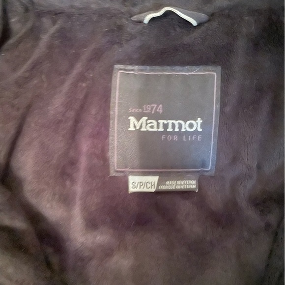 Selling marmot size small jacket! Too big on me and only worn for one season. - Picture 2 of 2
